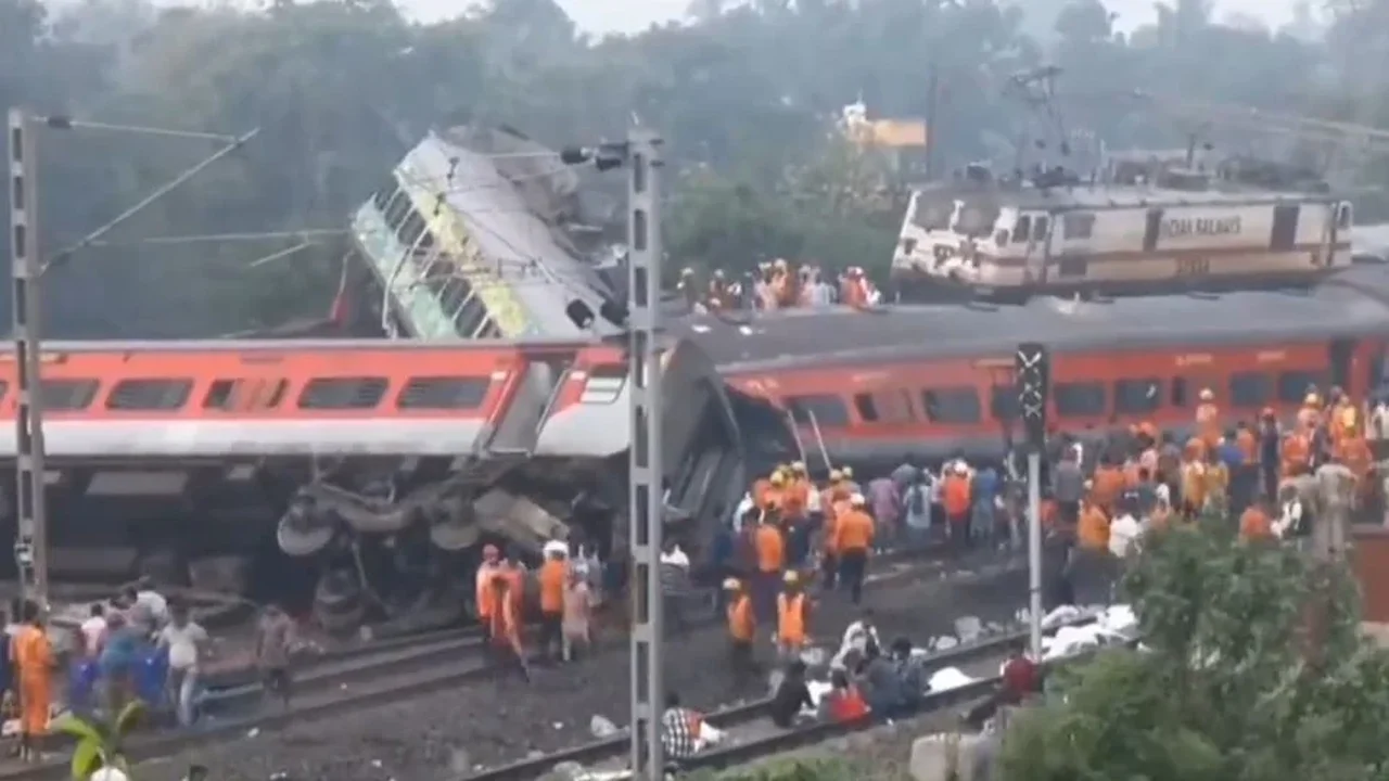 Colisão entre trem de carga e de passageiros deixa cinco mortos na Índia; vídeo
