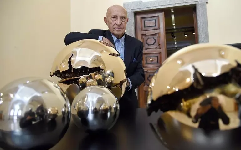 Escultor italiano Arnaldo Pomodoro morre aos 98 anos em Milão