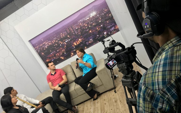 Célia debate projetos para Alagoas em programa de TV exclusivo para as eleições