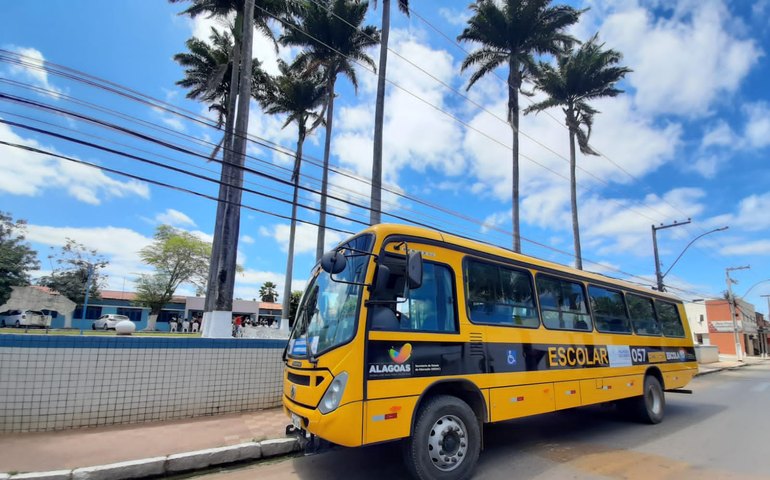 Transportadores escolares da Palmeira emitem nota de repúdio pelo não pagamento dos salários