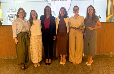 Juíza Priscilla Cavalcante debate sobre o cuidado com a vítima de violência de gênero em Fórum Internacional