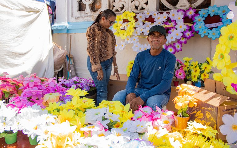 Semsc abre inscrições para ambulantes venderem flores nos cemitérios de Maceió