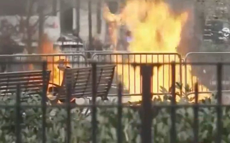 Morre homem que queimou o próprio corpo em frente ao tribunal onde Trump é julgado