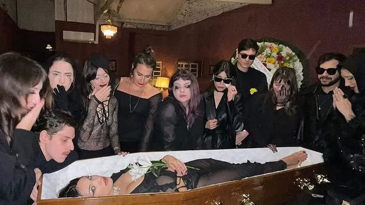 Festa no caixão: Jovem comemora aniversário de 28 anos com tema 'velório'