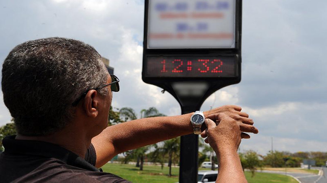 Horário de Verão começa neste domingo em três regiões do país
