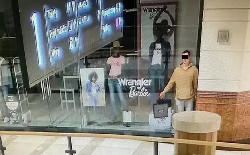 Homem é acusado de se passar por manequim em vitrine em Varsóvia para roubar loja de joias