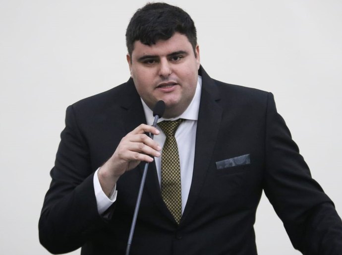 Henrique Chicão toma posse e promete honrar mandato com muito trabalho