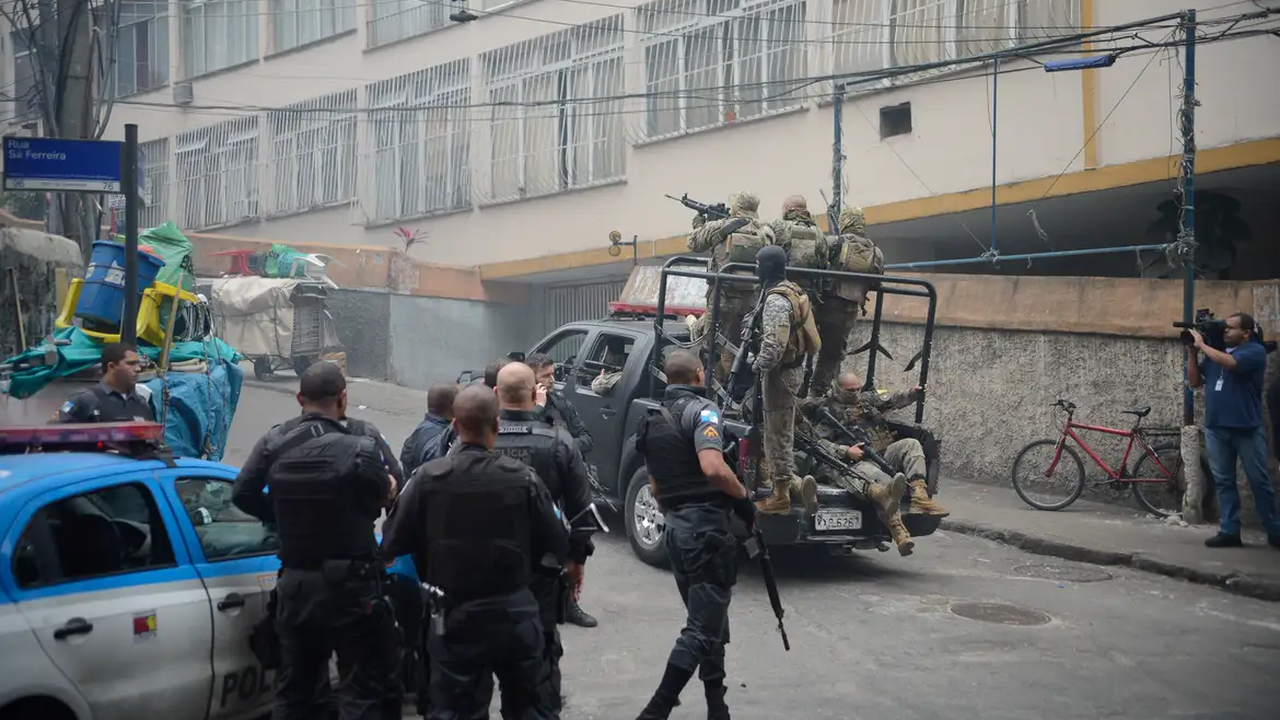 Quem é o traficante alvo de operação na qual helicóptero da PM foi atingido por tiros no Rio