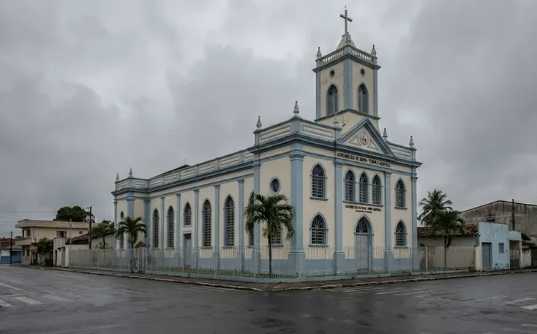 Escândalo no altar: pastor é afastado da presidência de igreja após esposa descobrir caso dele com a própria nora