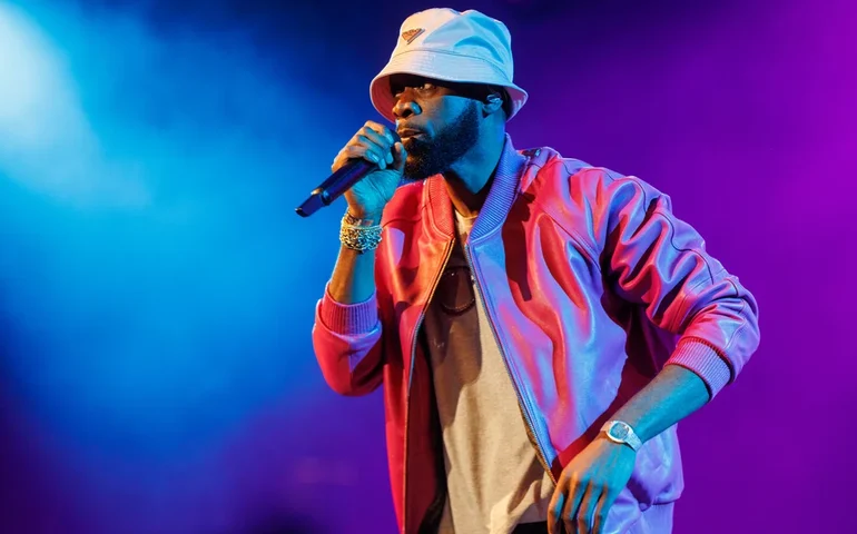 Rapper Pras, do grupo Fugees, se apresenta à prisão para começar a cumprir sua sentença de 14 anos