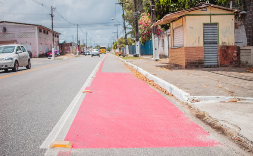 Maceioenses ganham nova faixa exclusiva para bicicletas nas avenidas Fernandes Lima e Menino Marcelo