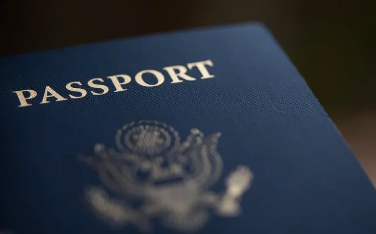 EUA emitirão passaportes comemorativos com a foto de Trump para o 250º aniversário da América.