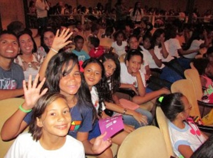 Alunas de canto prestigiam orquestra Maré do Amanhã no Teatro Deodoro