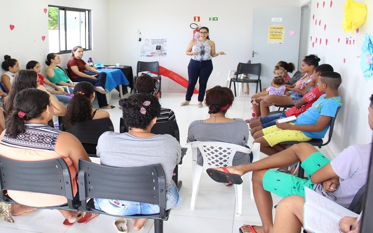 Palestras sobre violência doméstica levam informações para mulheres e adolescentes