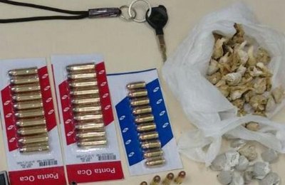 Homem é preso com drogas, munições e moto roubada em Murici