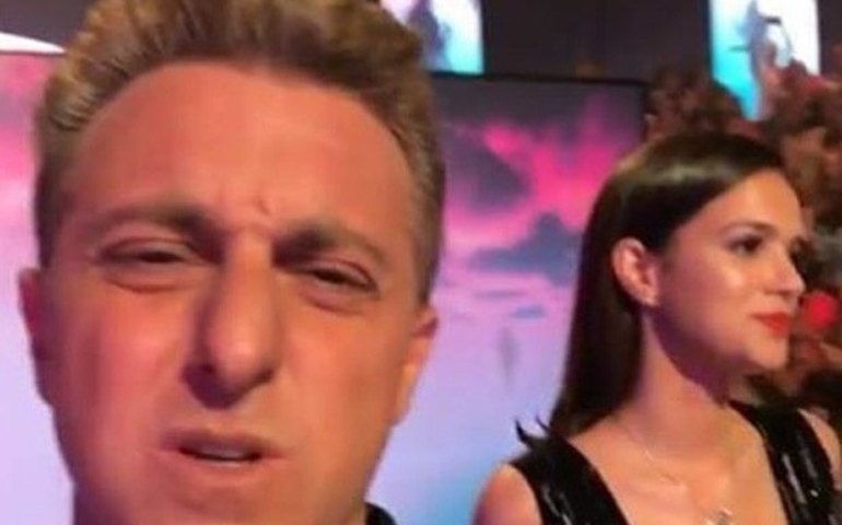 Luciano Huck aproveita distração de Marquenize e registra superdecote em gravação