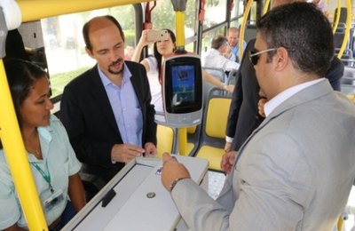 Usuários utilizam bilhetagem eletrônica implantada em ônibus metropolitanos