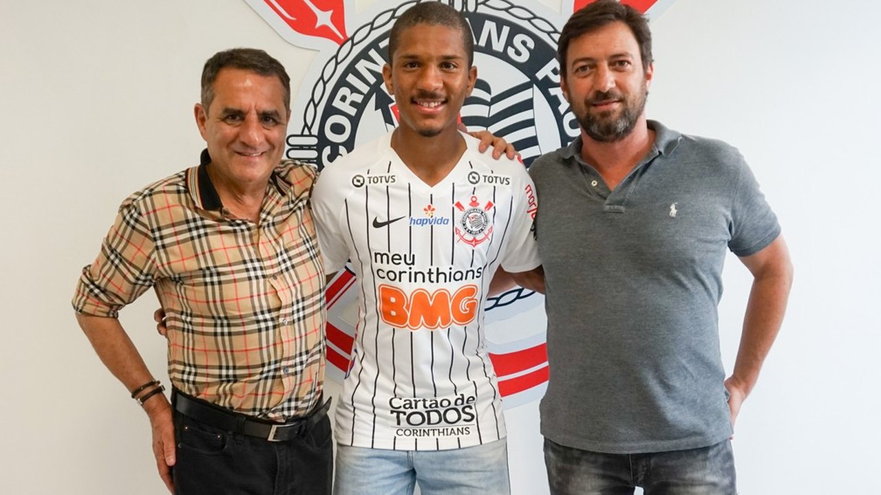 Diretor do Corinthians admite excesso de contratações e diz que alertou Sanchez