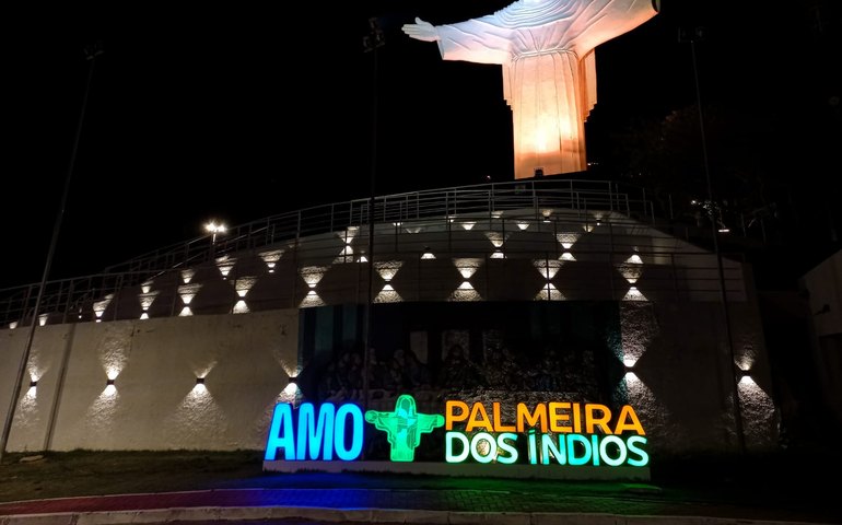 Palmeira adere à campanha  Maio Amarelo; Cristo tem iluminação especial