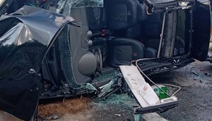 Carro capota e deixa motorista preso às ferragens em Aracaju