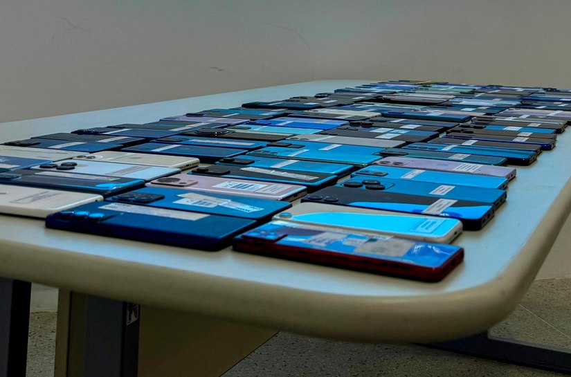 Mais 140 alagoanos recebem celulares recuperados pela SSP