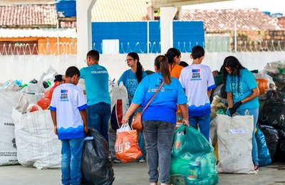 Plastitroque arrecada 2,6 toneladas de plástico e beneficia 200 famílias em Coqueiro Seco