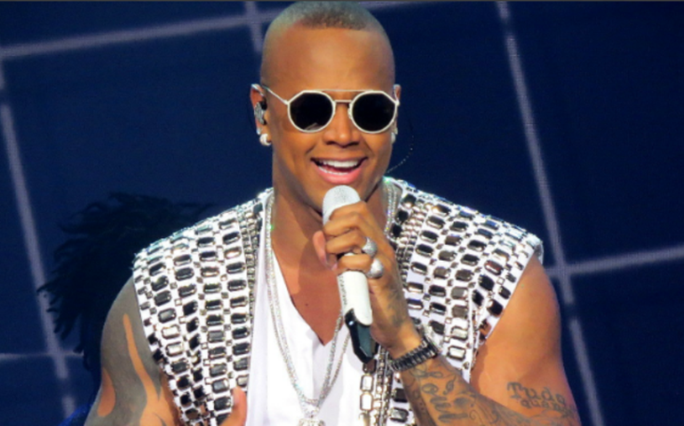Léo Santana sobe singles e anuncia “Baile da Santinha”