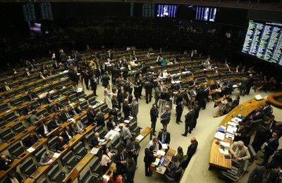 Câmara não vota reforma política, mas aprova projeto que facilita adoções