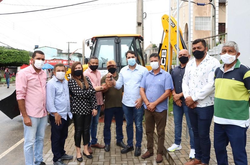 Prefeito Arthur Freitas entrega três novos veículos e amplia renovação da frota de Santana do Mundaú