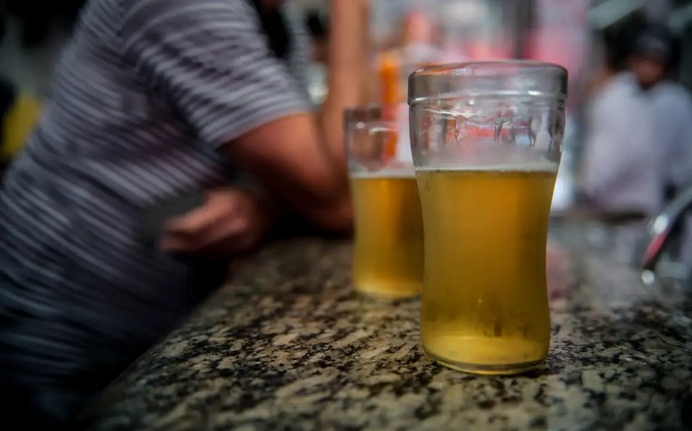 Apoio e tratamento podem frear aumento do alcoolismo entre mulheres