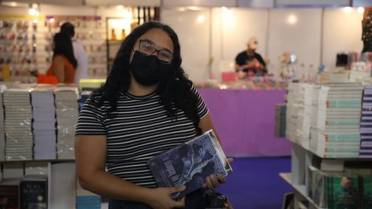 Visitantes e livreiros contam impressões sobre o primeiro dia de Bienal