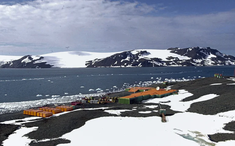 O que há embaixo do gelo da Antártida? Cientistas mapeiam paisagem com vales e cordilheiras
