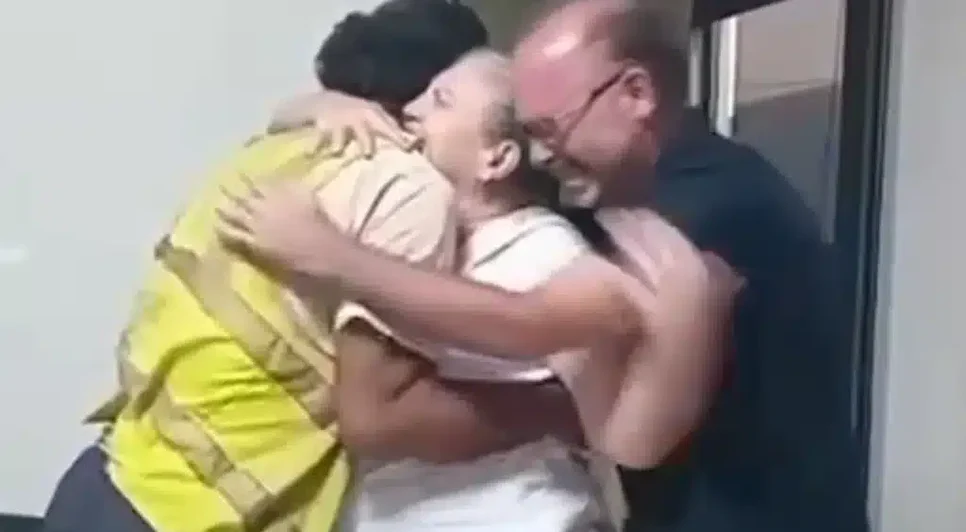 Reencontro de professor com a família foi marcado por muita emoção. Foto: Reprodução/Internet.