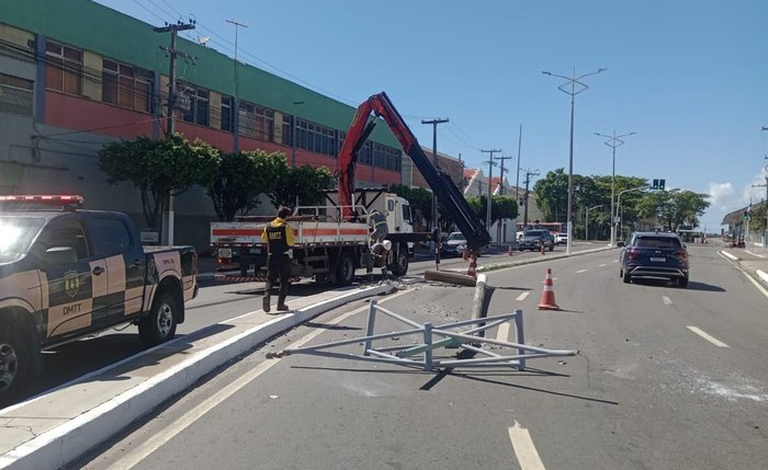 Poste caiu sobre canteiro e faixa da via após colisão Poste caiu sobre canteiro e faixa da via após colisão
