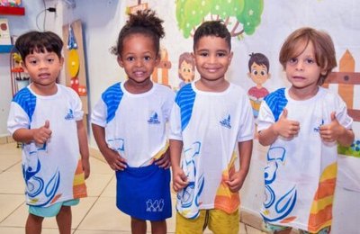 Prefeitura de Paripueira entrega novos uniformes para alunos da rede municipal de ensino