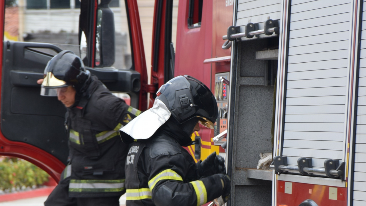 Bombeiros controlam incêndio e resgatam vítimas de acidente em Pilar