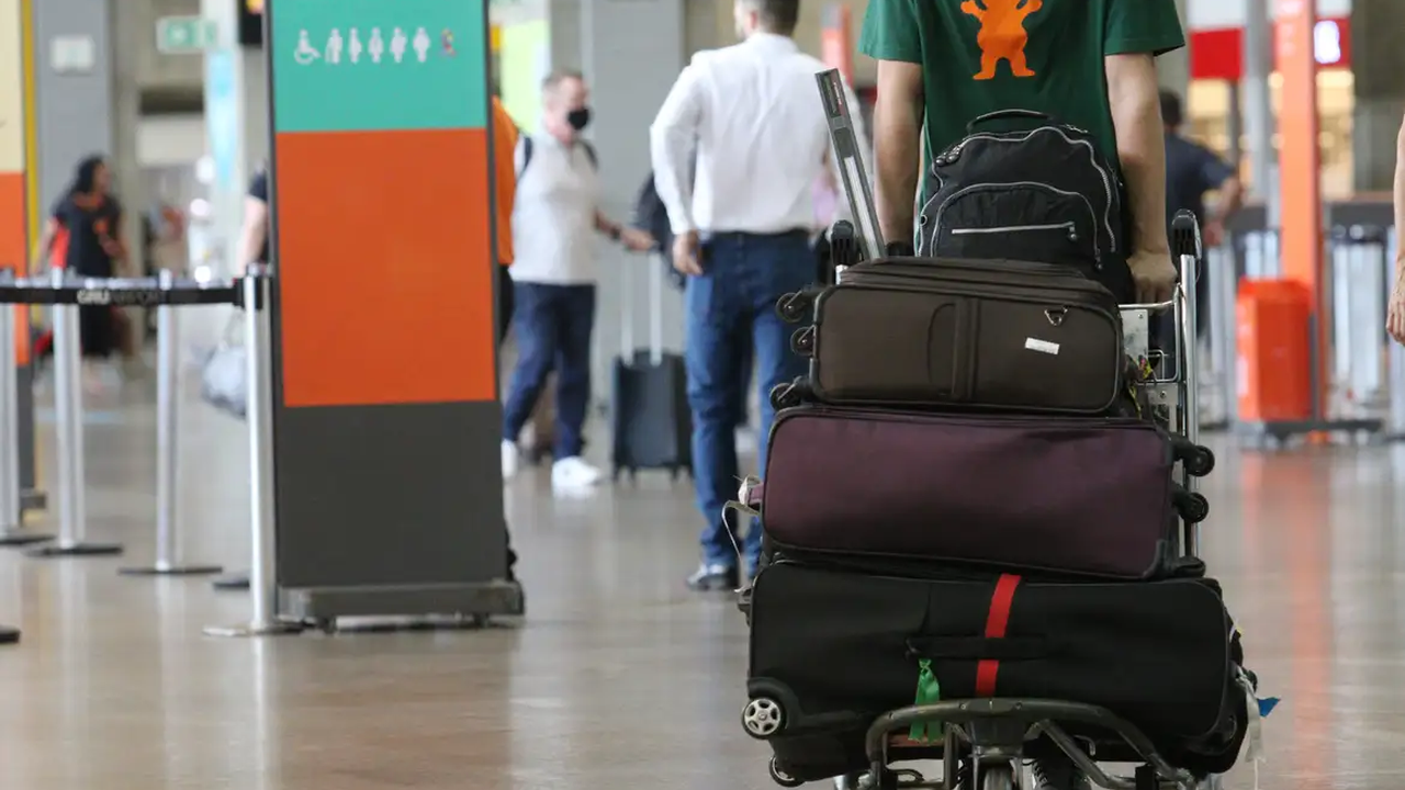 Passageiro morre ao cair de escada de desembarque de avião em SP