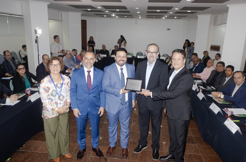 Diretor da CNI, Roberto Muniz é homenageado pelo Fonset durante assembleia em Maceió