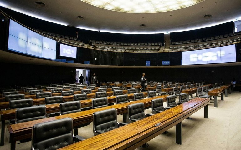 Senado terá sessões remotas e pauta esvaziada enquanto PEC 6x1 segue indefinida