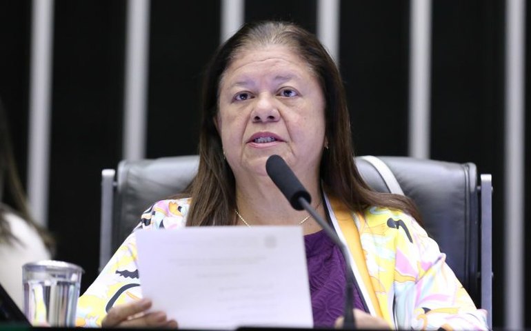 Projeto amplia licença-paternidade para um mês se empresa aderir a Programa Empresa Cidadã