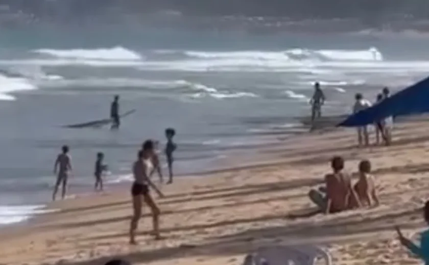 Criança e adolescente morrem após afogamento na Praia de Jatiúca, em Maceió
