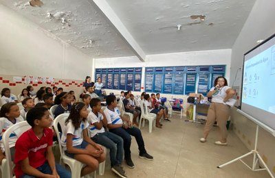 Arsal leva ação educativa sobre saneamento para escola estadual em Maceió