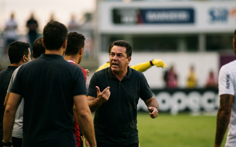 Enderson Moreira critica critérios de arbitragem e cobra postura para jogo de volta