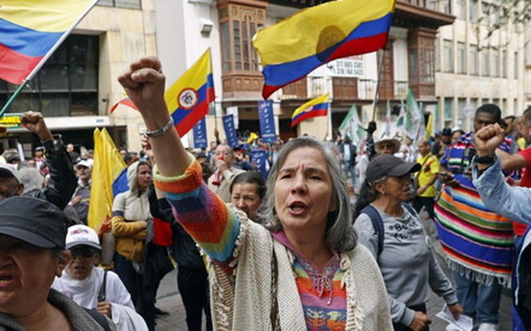 Manifestantes protestam contra governo Petro na Colômbia por insatisfação com violência e reformas de saúde