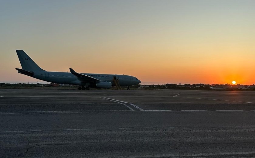 Primeiro avião para repatriação de brasileiros chega a Roma e aguarda autorização de voo para Israel