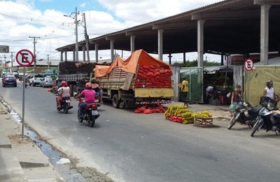 Prefeitura instala nova sinalização vertical no Mercado Público de Arapiraca