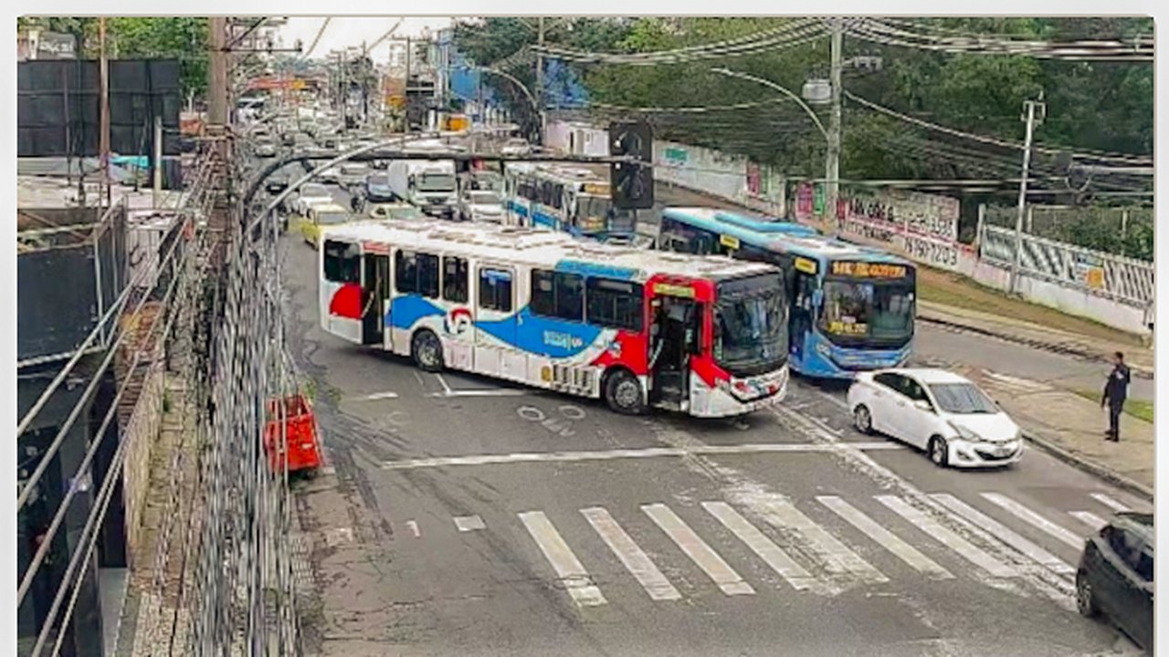 Criminosos usam ônibus como barricadas contra operação policial no Rio