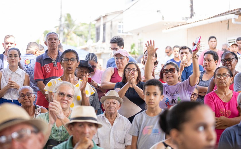 População comemora a chegada da pavimentação após 50 anos de espera