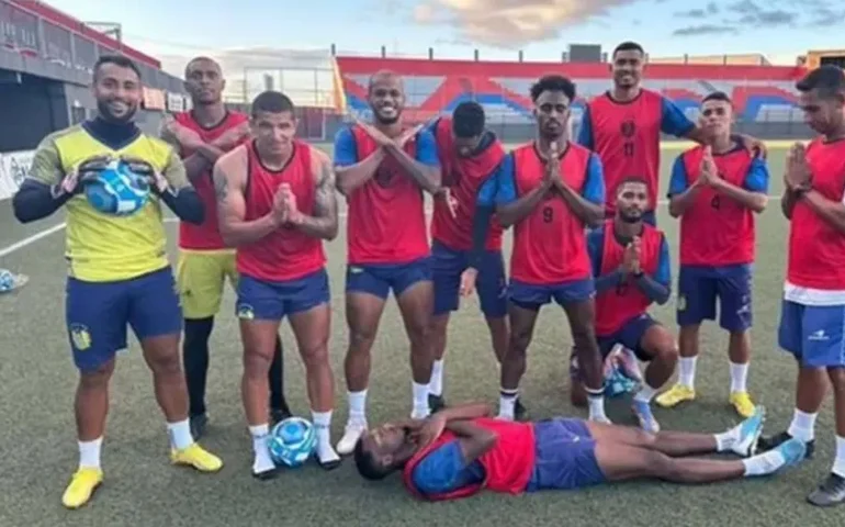 Atletas do Nacional-AM simulam velório e são acusados de debochar de morte de rival: ‘atividade descontraída’
