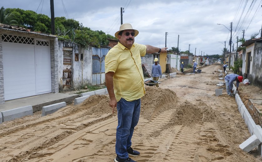Moradores do Complexo Brasil Novo em Rio Largo, estão sendo beneficiados com obras de pavimentação